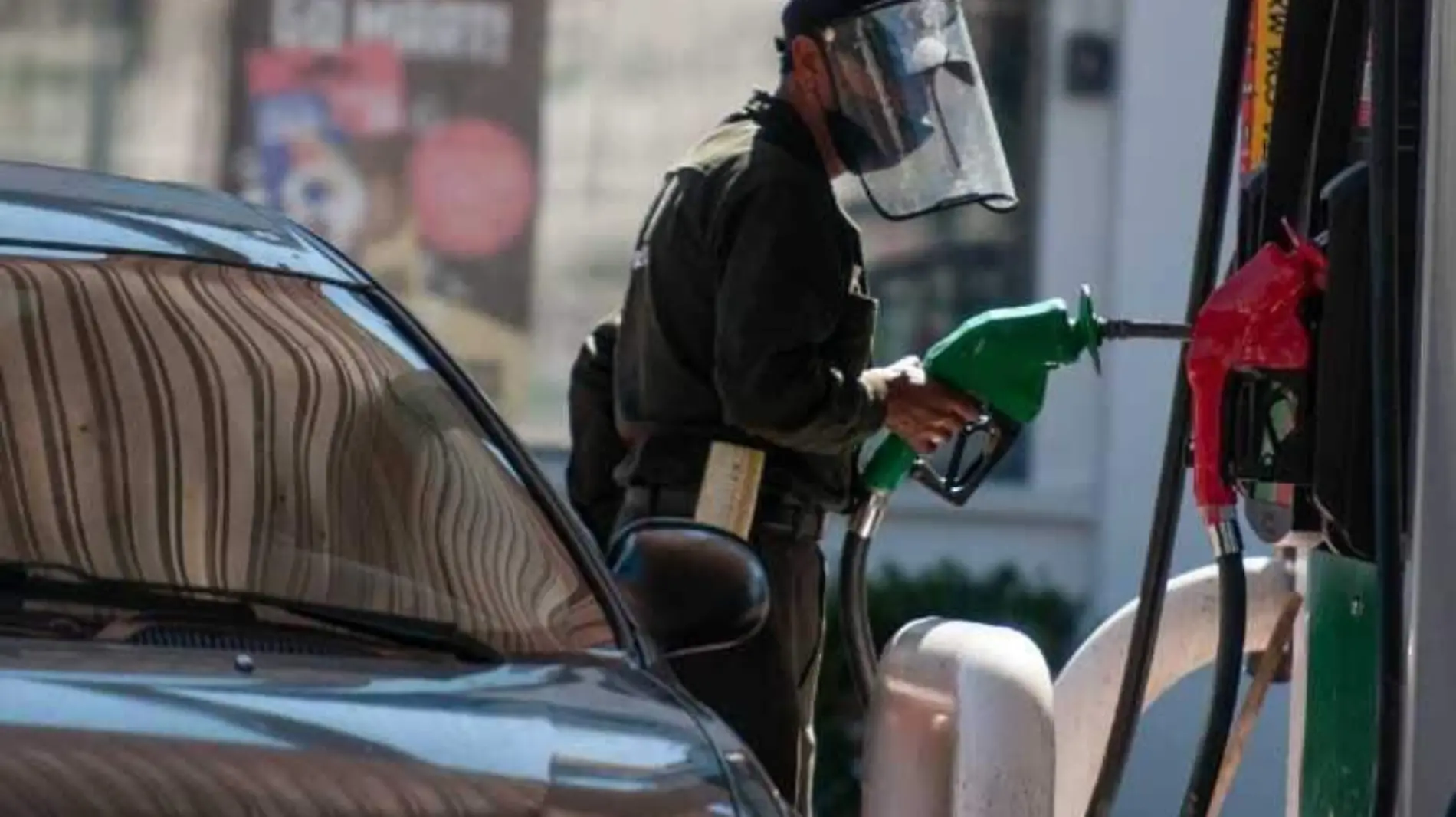 Trabajador despachando gasolina